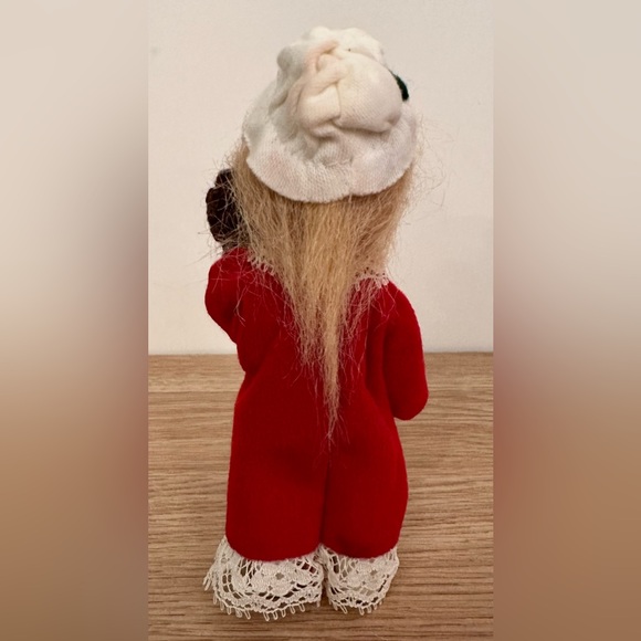 Vintage!! Byers Choice Carolers: Red & Green Toddler Girl w/Doll - Picture 3 of 3